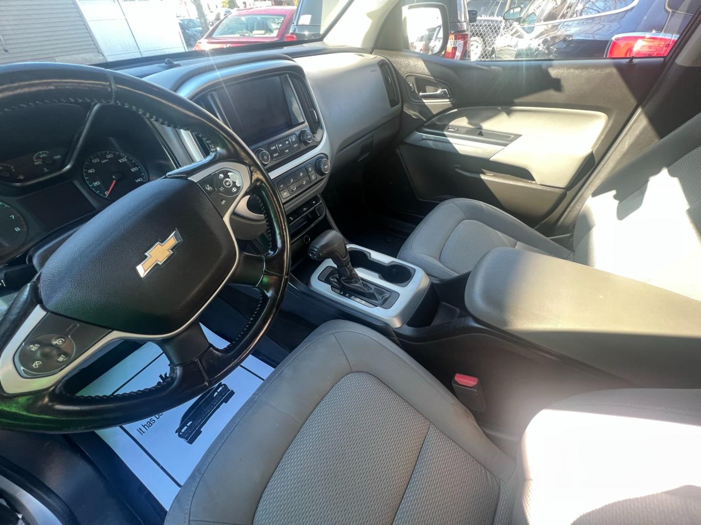 2015 SILVER /Gray Chevrolet Colorado LT CREW CAB 4WD Short Box (1GCGTBE36F1) with an 3.6L V6 DOHC 24V GAS engine, 6 SPEED AUTOMATIC transmission, located at 1018 Brunswick Ave, Trenton, NJ, 08638, (609) 989-0900, 40.240086, -74.748085 - A real nice Chevy Colorado Pick up Crew Cab!! All serviced up and ready for the road! Financing available - Photo#15